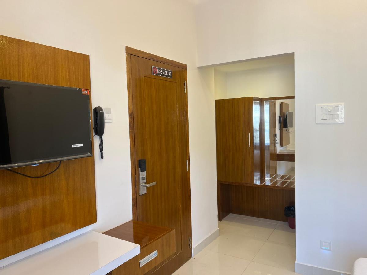 Le Hotel Host Tiruchirappalli エクステリア 写真